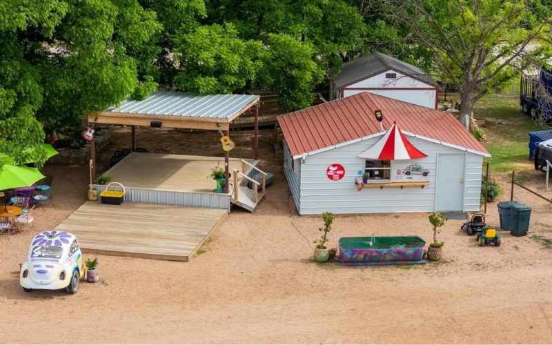 516 E Liveoak, Coleman, TX 76834, ,Commercial Sale,En Venta,516 E Liveoak,20940057