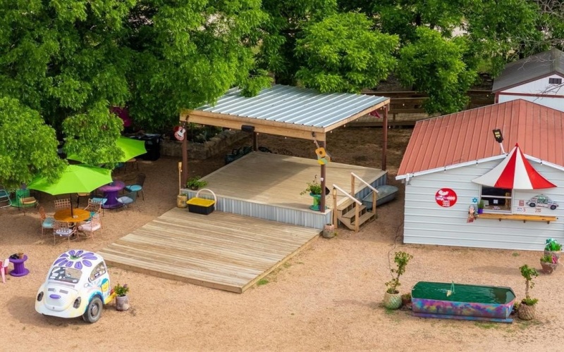 516 E Liveoak, Coleman, TX 76834, ,Commercial Sale,En Venta,516 E Liveoak,20940057