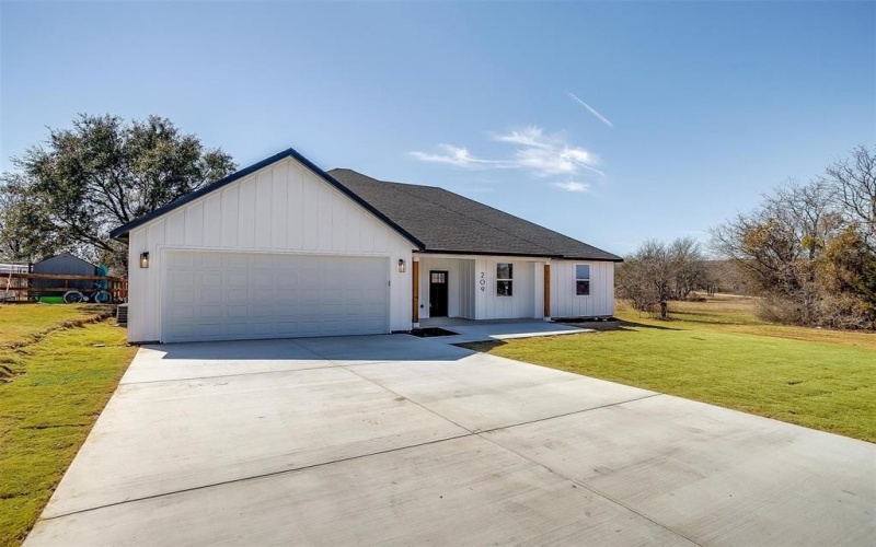 209 Lanai Drive, Runaway Bay, TX 76426, 3 Bedrooms Bedrooms, ,2 BathroomsBathrooms,Residential,For Sale,209 Lanai Drive,20940483