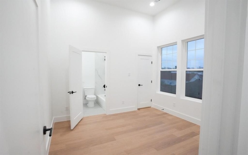 629 N Tyler Street #101-108, Dallas, TX 75208, ,Commercial Sale,En Venta,629 N Tyler Street,20943117