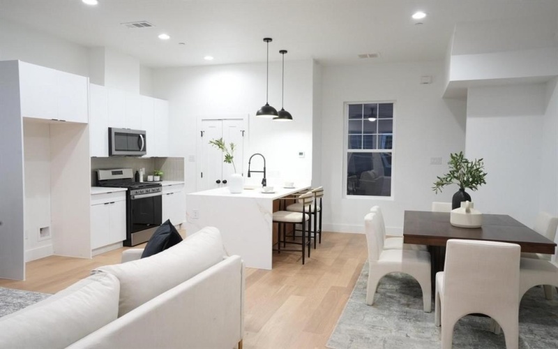 629 N Tyler Street #101-108, Dallas, TX 75208, ,Commercial Sale,En Venta,629 N Tyler Street,20943117