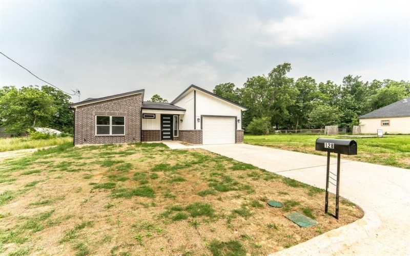 128 Goodman Street, Sulphur Springs, TX 75482, 3 Bedrooms Bedrooms, ,2 BathroomsBathrooms,Residential,For Sale,128 Goodman Street,20945090