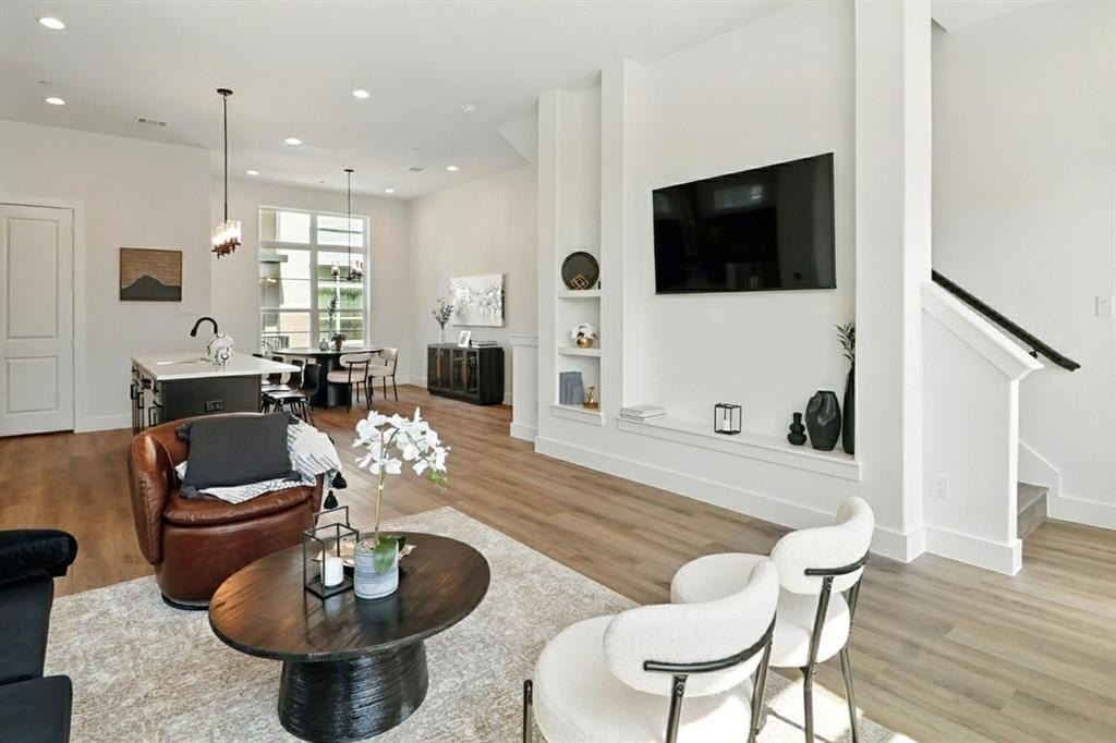 13325 Bee Street #301, Farmers Branch, TX 75234, 3 Habitaciones Habitaciones , ,3 BañosBaños,Residential,En Venta,13325 Bee Street,20944857