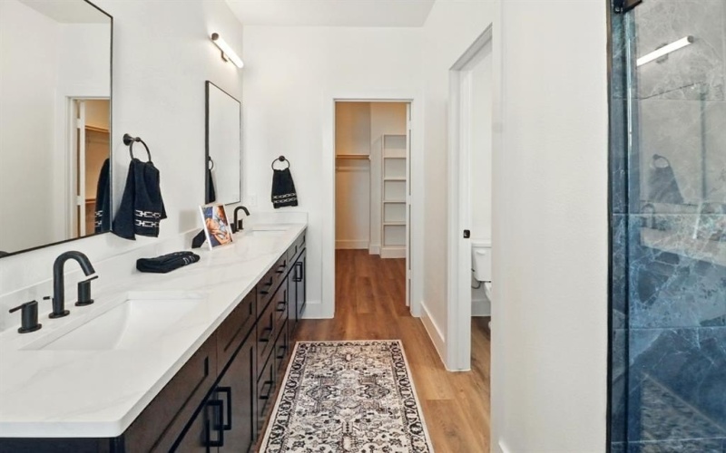 13325 Bee Street #301, Farmers Branch, TX 75234, 3 Habitaciones Habitaciones , ,3 BañosBaños,Residential,En Venta,13325 Bee Street,20944857