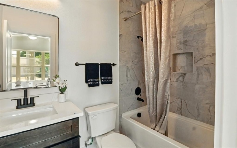 13325 Bee Street #301, Farmers Branch, TX 75234, 3 Habitaciones Habitaciones , ,3 BañosBaños,Residential,En Venta,13325 Bee Street,20944857