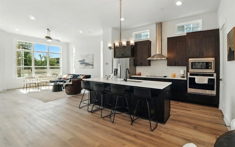 13325 Bee Street #301, Farmers Branch, TX 75234, 3 Habitaciones Habitaciones , ,3 BañosBaños,Residential,En Venta,13325 Bee Street,20944857