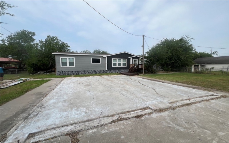 272 Orange Street, Mathis, TX 78368, 3 Bedrooms Bedrooms, ,2 BathroomsBathrooms,Residential,For Sale,272 Orange Street,0,459632