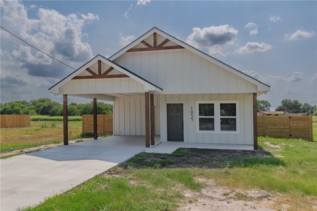 1055 N King Street, Alice, TX 78332, 3 Bedrooms Bedrooms, ,2 BathroomsBathrooms,Residential,For Sale,1055 N King Street,459648