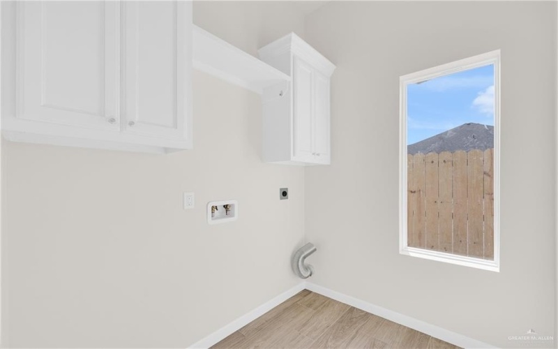 8015 N 48th Lane, McAllen, TX 78504, 4 Habitaciones Habitaciones , ,3 BañosBaños,Residential,En Venta,8015 N 48th Lane,472414