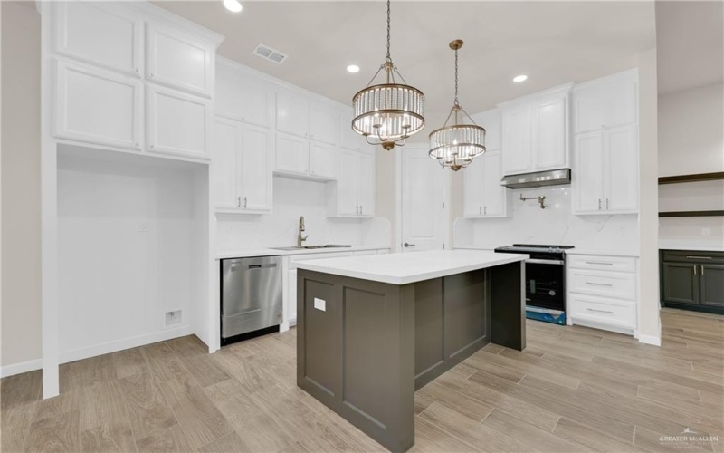 8015 N 48th Lane, McAllen, TX 78504, 4 Habitaciones Habitaciones , ,3 BañosBaños,Residential,En Venta,8015 N 48th Lane,472414