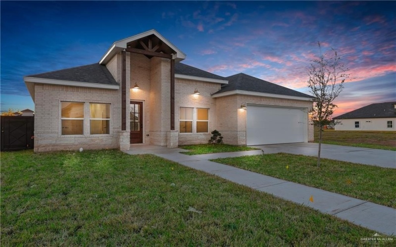 8015 N 48th Lane, McAllen, TX 78504, 4 Habitaciones Habitaciones , ,3 BañosBaños,Residential,En Venta,8015 N 48th Lane,472414