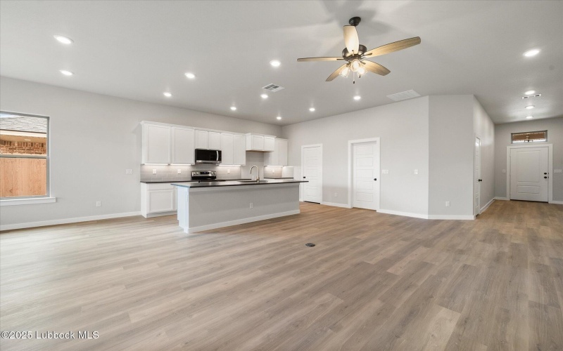 7001 15th Street, Lubbock, TX 79416, 4 Bedrooms Bedrooms, ,2 BathroomsBathrooms,Residential,For Sale,7001 15th Street,202555548