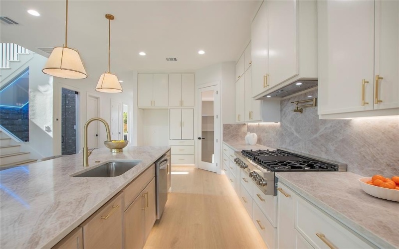 1903 McBroom Street, Dallas, TX 75212, 5 Bedrooms Bedrooms, ,6 BathroomsBathrooms,Residential,For Sale,1903 McBroom Street,20954244