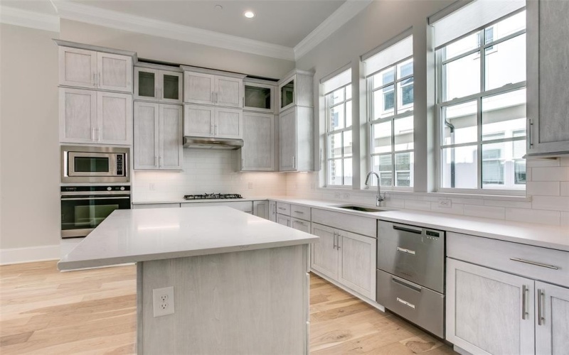 4645 New Water Lane, Dallas, TX 75219, 3 Habitaciones Habitaciones , ,3 BañosBaños,Residential,En Venta,4645 New Water Lane,20956819