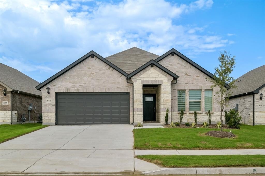 925 Lily Lane, Lavon, TX 75166, 4 Bedrooms Bedrooms, ,3 BathroomsBathrooms,Residential,For Sale,925 Lily Lane,20955159
