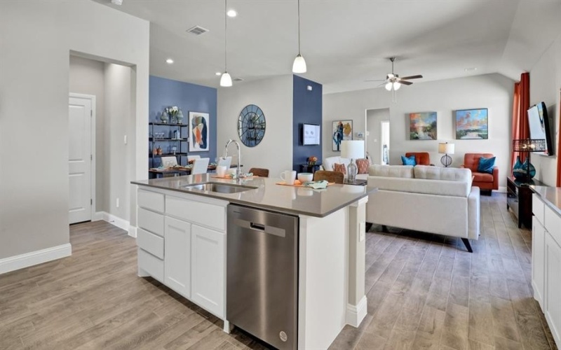 303 LIBBY Lane, Mansfield, TX 76063, 4 Habitaciones Habitaciones , ,2 BañosBaños,Residential,En Venta,303 LIBBY Lane,20956759