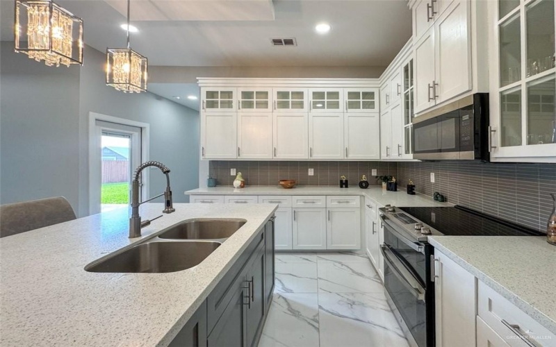 1313 W Dawes Avenue W, Alton, TX 78573, 3 Bedrooms Bedrooms, ,2 BathroomsBathrooms,Residential,For Sale,1313 W Dawes Avenue W,472769