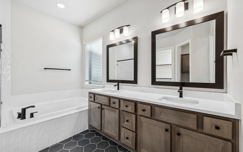 2807 Neidman Drive, Mansfield, TX 76063, 4 Bedrooms Bedrooms, ,3 BathroomsBathrooms,Residential,For Sale,2807 Neidman Drive,0,20960477