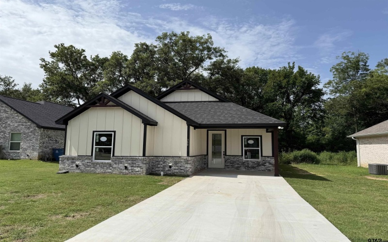 300 Roden Avenue, Gladewater, TX 75647, 3 Habitaciones Habitaciones , ,2 BañosBaños,Residential,En Venta,300 Roden Avenue,25008614