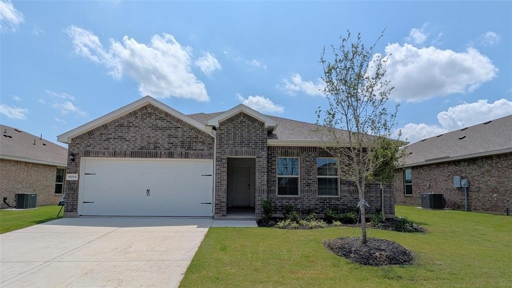 1004 TRACTION Trail, Cleburne, TX 76031, 3 Habitaciones Habitaciones , ,2 BañosBaños,Residential,En Venta,1004 TRACTION Trail,20960735