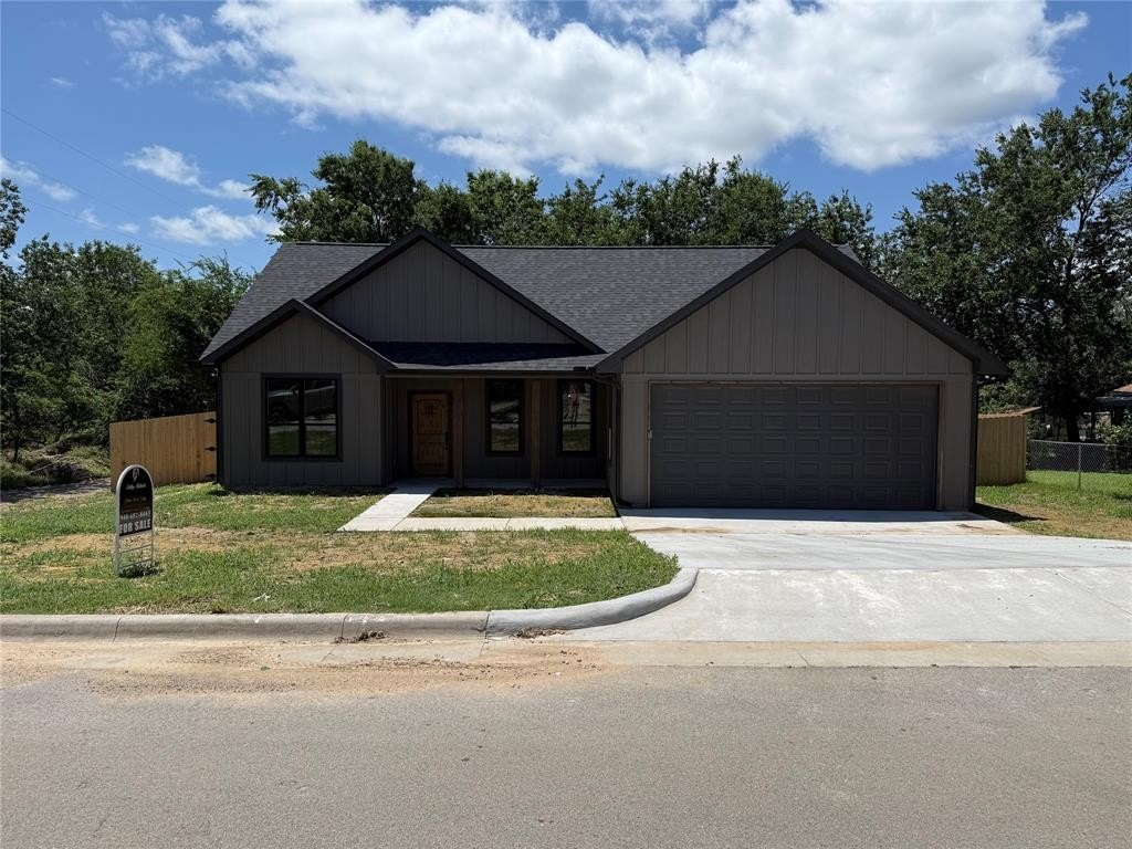 901 SW 10th Street, Mineral Wells, TX 76067, 3 Bedrooms Bedrooms, ,2 BathroomsBathrooms,Residential,For Sale,901 SW 10th Street,20953809