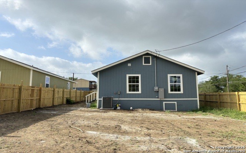 700 E 5th, Nixon, TX 78140, 4 Habitaciones Habitaciones , ,2 BañosBaños,Residential,En Venta,700 E 5th,1874075