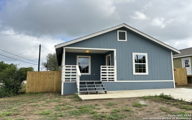 700 E 5th, Nixon, TX 78140, 4 Habitaciones Habitaciones , ,2 BañosBaños,Residential,En Venta,700 E 5th,1874075