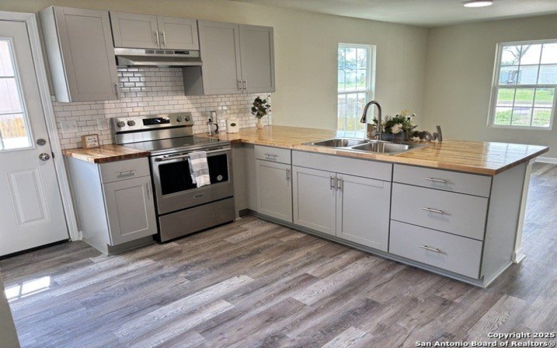 700 E 5th, Nixon, TX 78140, 4 Habitaciones Habitaciones , ,2 BañosBaños,Residential,En Venta,700 E 5th,1874075