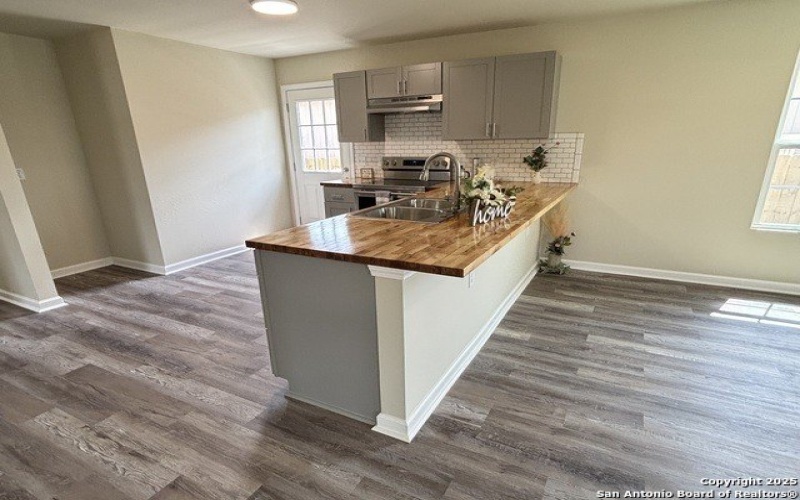 700 E 5th, Nixon, TX 78140, 4 Habitaciones Habitaciones , ,2 BañosBaños,Residential,En Venta,700 E 5th,1874075