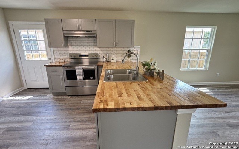 700 E 5th, Nixon, TX 78140, 4 Habitaciones Habitaciones , ,2 BañosBaños,Residential,En Venta,700 E 5th,1874075