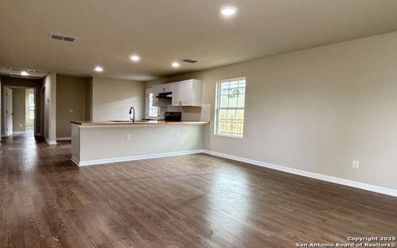 700 E 5th, Nixon, TX 78140, 4 Habitaciones Habitaciones , ,2 BañosBaños,Residential,En Venta,700 E 5th,1874075