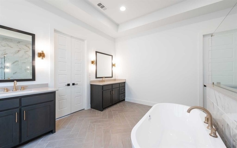 712 Bear Creek Drive, Hurst, TX 76054, 4 Bedrooms Bedrooms, ,5 BathroomsBathrooms,Residential,For Sale,712 Bear Creek Drive,0,20963584