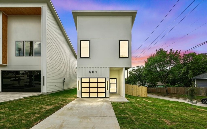 601 S Moore Street, Dallas, TX 75203, 3 Habitaciones Habitaciones , ,2 BañosBaños,Residential,En Venta,601 S Moore Street,20964623