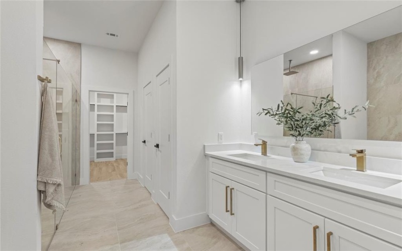 603 S Moore Street, Dallas, TX 75203, 4 Habitaciones Habitaciones , ,2 BañosBaños,Residential,En Venta,603 S Moore Street,20964631
