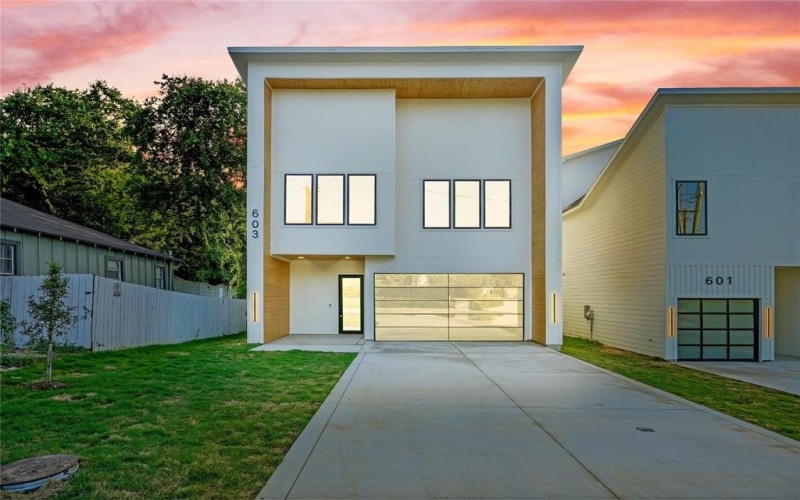 603 S Moore Street, Dallas, TX 75203, 4 Habitaciones Habitaciones , ,2 BañosBaños,Residential,En Venta,603 S Moore Street,20964631
