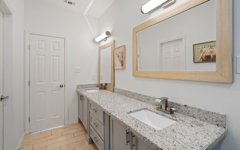 204 Shadow Mountain, Del Rio, TX 78840, 4 Habitaciones Habitaciones , ,3 BañosBaños,Residential,En Venta,204 Shadow Mountain,207164