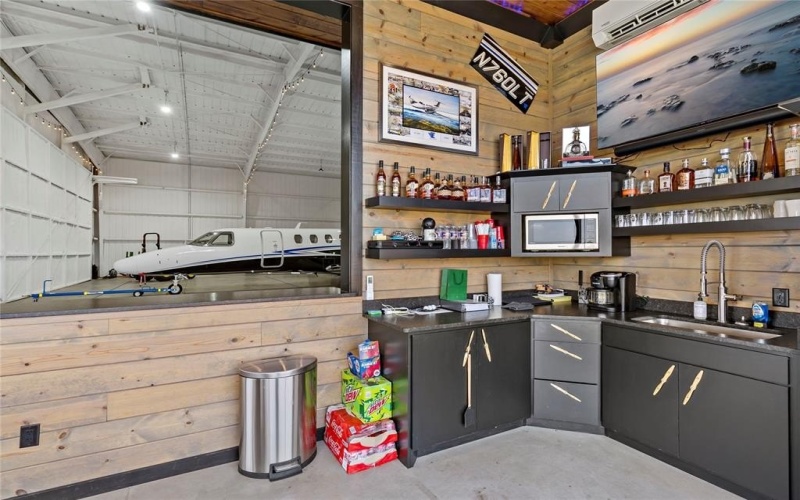 6700 Collier Drive #Hangar 4, Paris, TX 75462, ,Commercial Sale,For Sale,6700 Collier Drive,0,20962309