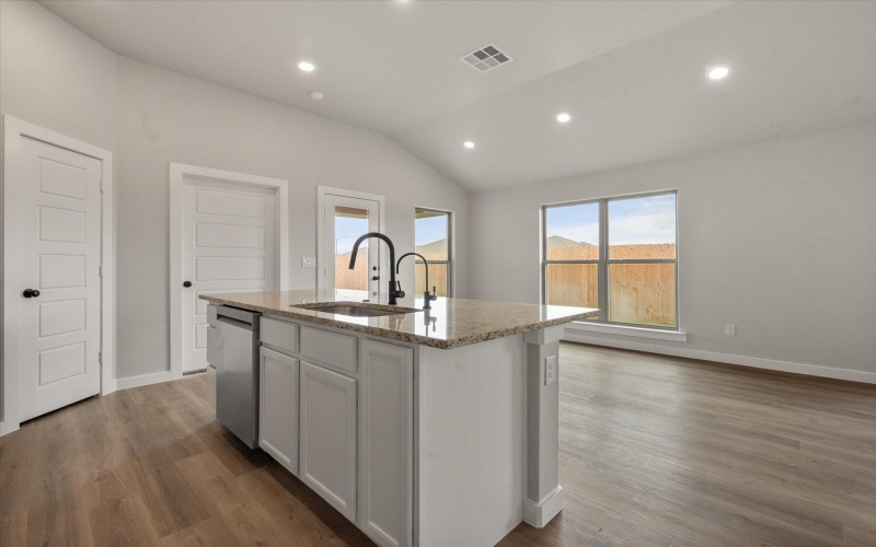 1310 N Colton Avenue, Lubbock, TX 79416, 4 Habitaciones Habitaciones , ,2 BañosBaños,Residential,En Venta,1310 N Colton Avenue,202556201