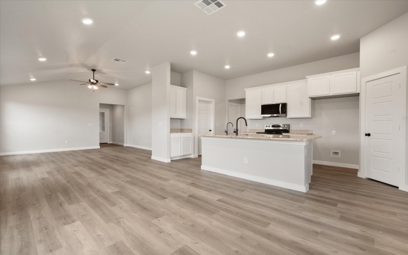 1310 N Colton Avenue, Lubbock, TX 79416, 4 Habitaciones Habitaciones , ,2 BañosBaños,Residential,En Venta,1310 N Colton Avenue,202556201