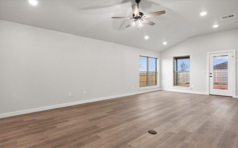 635 E 31st Street, Wolfforth, TX 79382, 4 Habitaciones Habitaciones , ,2 BañosBaños,Residential,En Venta,635 E 31st Street,202556203