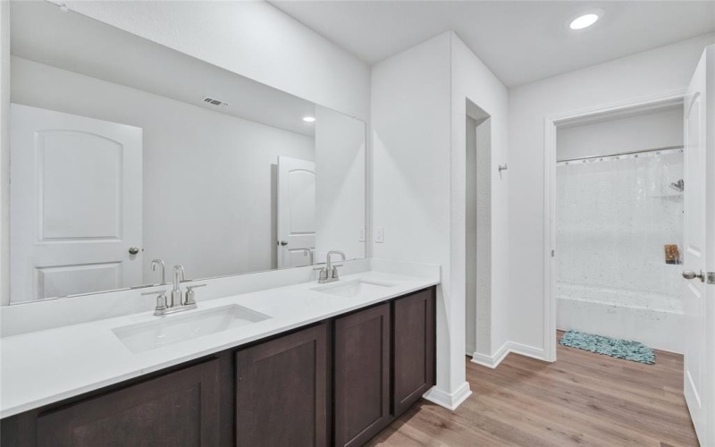 9900 Fighting Falcon Way, Fort Worth, TX 76131, 5 Habitaciones Habitaciones , ,2 BañosBaños,Residential,En Venta,9900 Fighting Falcon Way,20963021