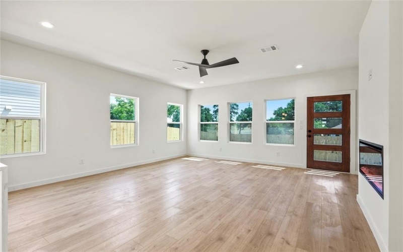 420 N Moore Street, Dallas, TX 75203, 3 Bedrooms Bedrooms, ,2 BathroomsBathrooms,Residential,For Sale,420 N Moore Street,20967543