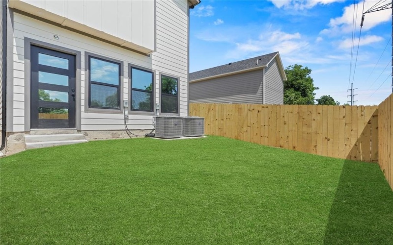 420 N Moore Street, Dallas, TX 75203, 3 Bedrooms Bedrooms, ,2 BathroomsBathrooms,Residential,For Sale,420 N Moore Street,20967543