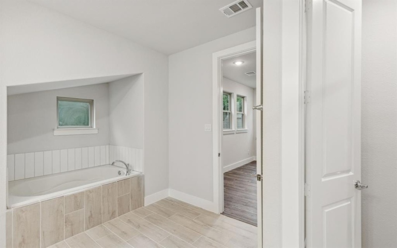 8221 Emsworth Drive, Dallas, TX 75231, 3 Habitaciones Habitaciones , ,2 BañosBaños,Residential,En Venta,8221 Emsworth Drive,20970529