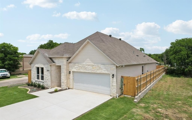 4535 W Lake Highlands Drive, The Colony, TX 75056, 4 Bedrooms Bedrooms, ,3 BathroomsBathrooms,Residential,For Sale,4535 W Lake Highlands Drive,20973074
