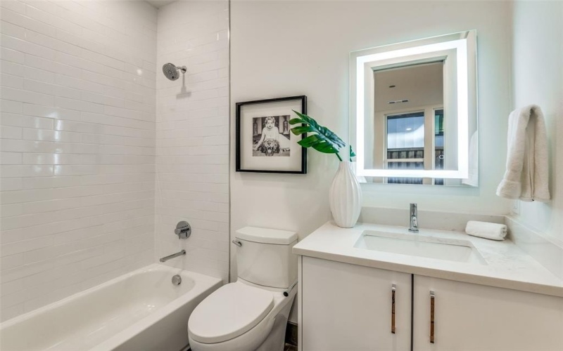 426 W 9th Street #104, Dallas, TX 75208, 3 Habitaciones Habitaciones , ,3 BañosBaños,Residential,En Venta,426 W 9th Street,20973655