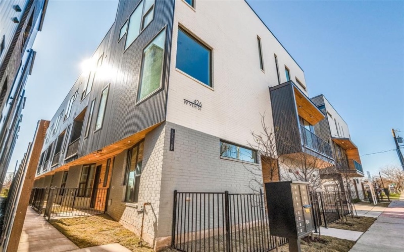 426 W 9th Street #104, Dallas, TX 75208, 3 Habitaciones Habitaciones , ,3 BañosBaños,Residential,En Venta,426 W 9th Street,20973655