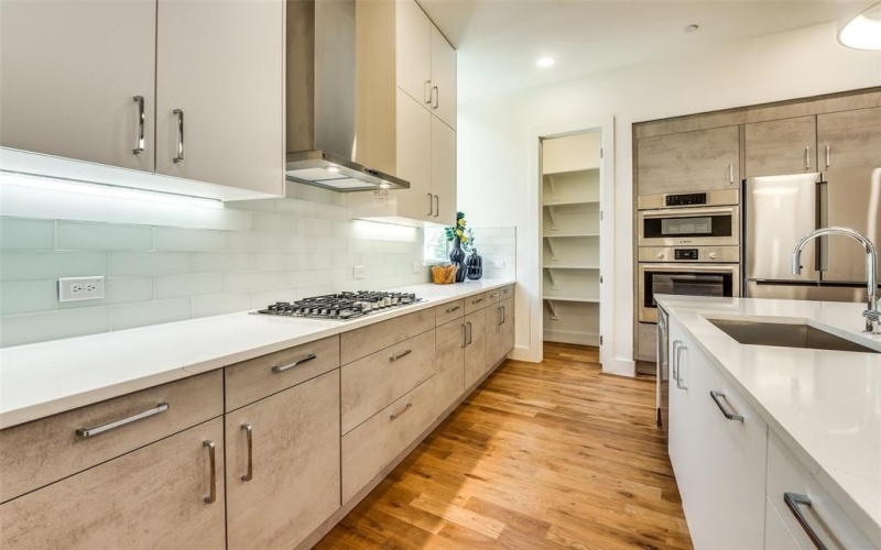 426 W 9th Street #104, Dallas, TX 75208, 3 Habitaciones Habitaciones , ,3 BañosBaños,Residential,En Venta,426 W 9th Street,20973655