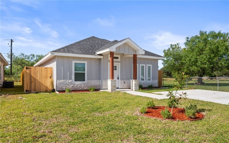 509 W Ragland Avenue, Kingsville, TX 78363, 3 Habitaciones Habitaciones , ,2 BañosBaños,Residential,En Venta,509 W Ragland Avenue,0,456602