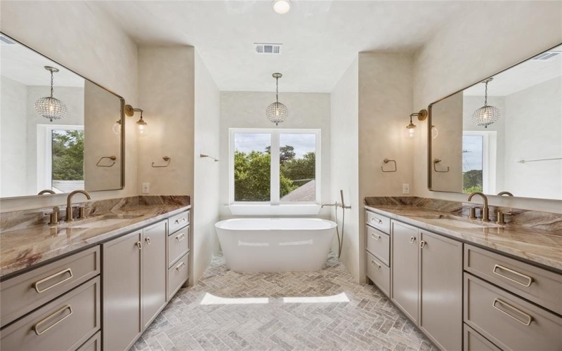 3106 W Jefferson Boulevard, Dallas, TX 75211, 4 Habitaciones Habitaciones , ,3 BañosBaños,Residential,En Venta,3106 W Jefferson Boulevard,20973924